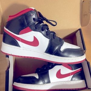 Air Jordan 1 Mid: Big Kids' Shoes
White/Black/Gym Red
Size 5Y
Style DJ4695-122
